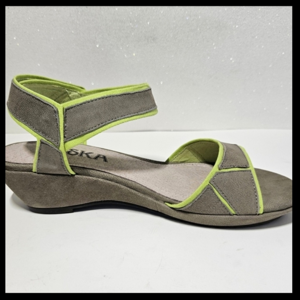 Esska Leather Sandals NIB Dusty Grey, Slight Wedge Super Comfy, Super Cute! Sz 6